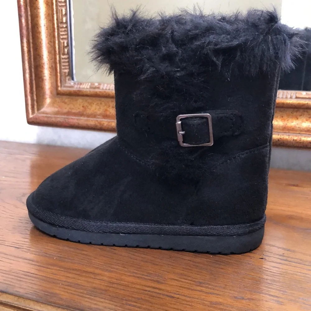 New toddler girls black boots with faux fur.  Size 9.  The Children’s Place.